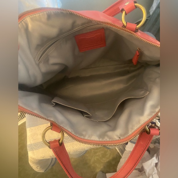 Pink Coach vinyl tote bag with signature bow - Picture 4 of 4